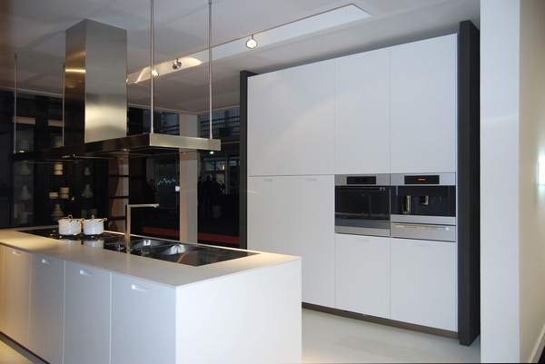 White Minimalist Kitchen Lighting Ideas